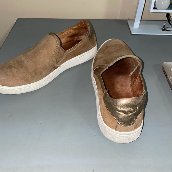 UGG flats - Picture 3 of 7